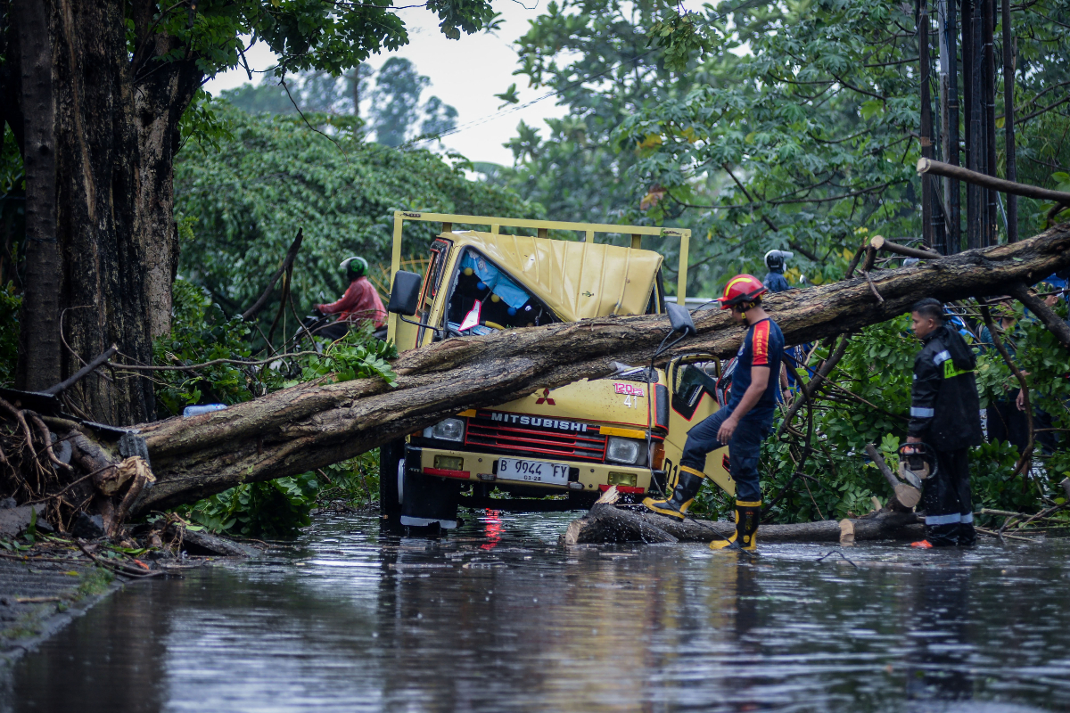 Cuaca Ekstrem, Angin Kencang hingga Tanah Longsor Terjang Kabupaten Magetan