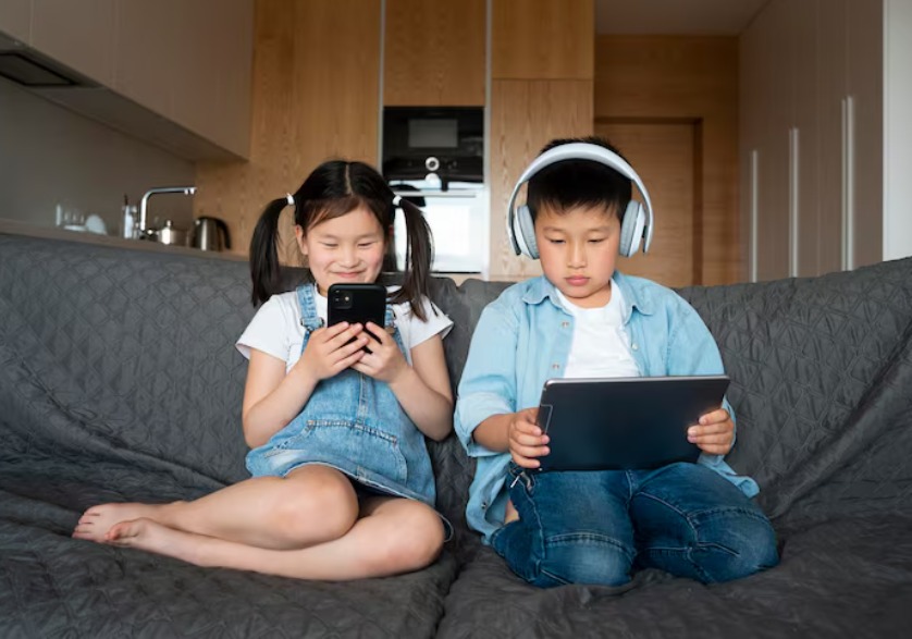 Lindungi Anak di Era Digital, DPR Dukung Aturan Pembatasan AI dan Media Sosial