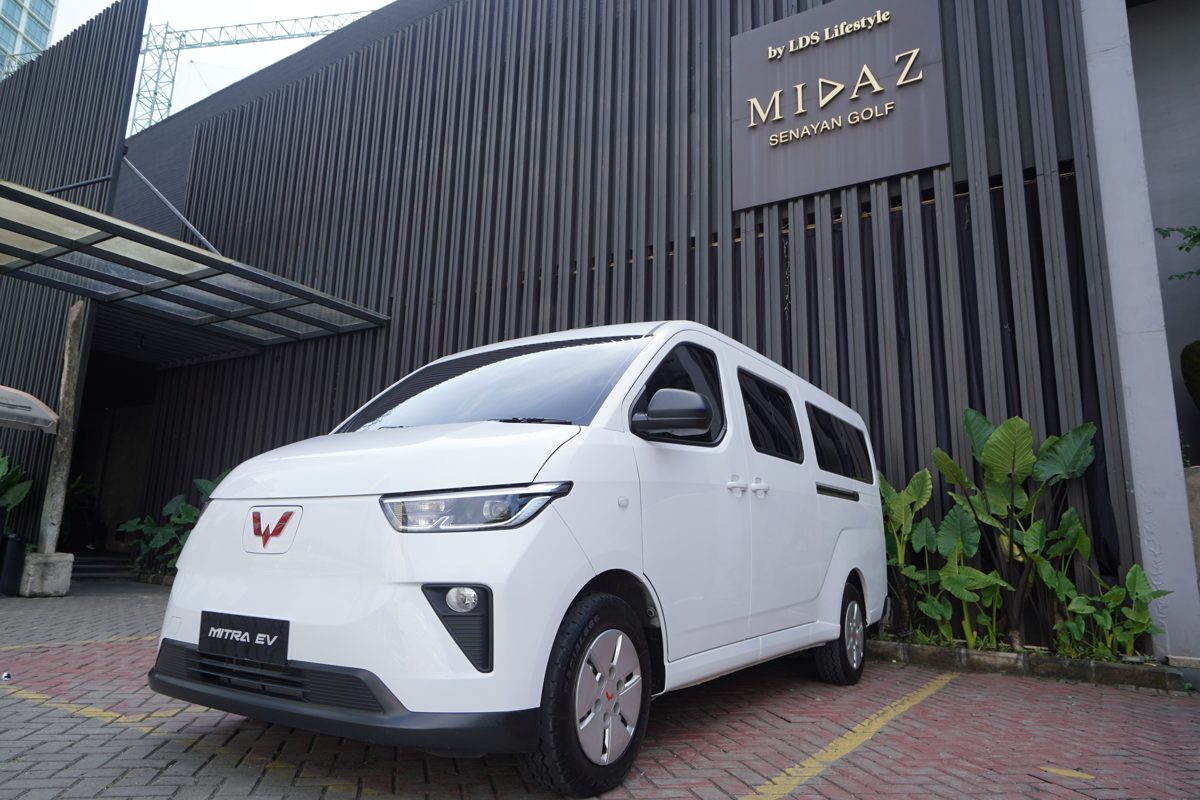 Wuling Donasikan Mobil Listrik Mitra EV untuk Ambulans dan Mobil Jenazah di Jakarta