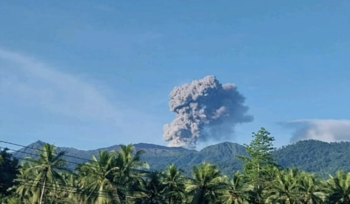 Waspada Gunung Dukono Semburkan Abu Vulkanik 1,5 Kilometer